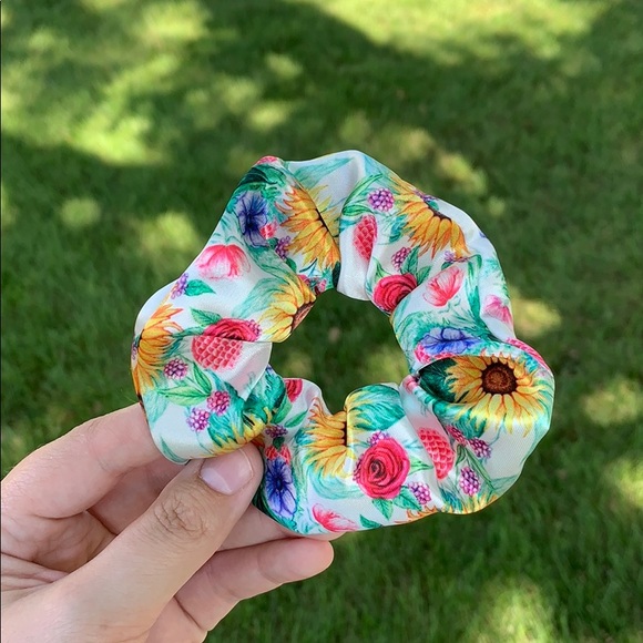 𝐃𝐚𝐡𝐥𝐢𝐚 𝐅𝐥𝐨𝐫𝐚𝐥 𝐒𝐜𝐫𝐮𝐧𝐜𝐡𝐢𝐞 - Picture 2 of 3